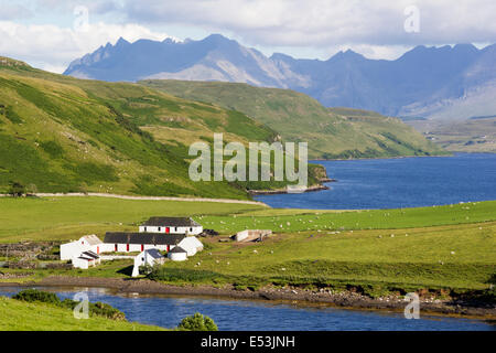 Maison de ferme à Gesto Bay Loch Harport et les montagnes Cuillin en arrière-plan à l'île de Skye Ecosse UK Banque D'Images