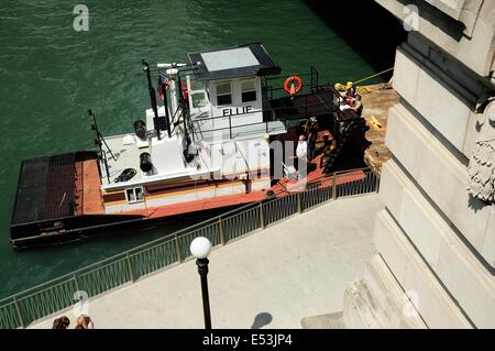 Bateau remorqueur chaland poussant Ellie sous le pont sur le fleuve de Chicago Banque D'Images