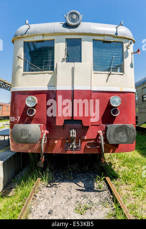 Vieille locomotive diesel abandonnés Banque D'Images