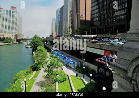 À l'Est le long de la Chicago River à pied parc à côté de la rivière Chicago. Banque D'Images