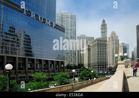 La Chicago River Park à pied le long de la rivière Chicago. Trump Tower et Wrigley Bâtiments Banque D'Images