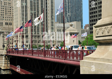 Les personnes qui traversent la DuSable pont sur la rivière Chicago. Banque D'Images