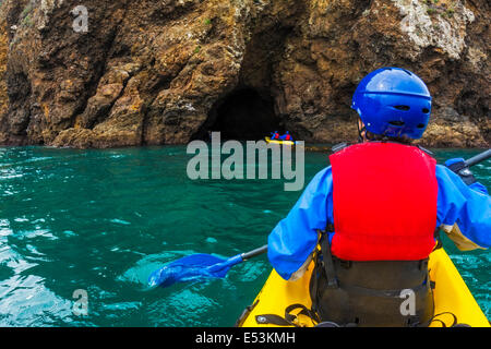 Kayak de mer sur l'île de Santa Cruz, Channel Islands National Park, California USA Banque D'Images