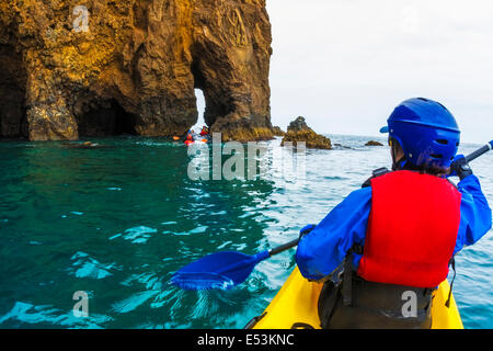 Kayak de mer sur l'île de Santa Cruz, Channel Islands National Park, California USA Banque D'Images