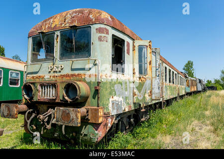 Vieille locomotive diesel abandonnés Banque D'Images