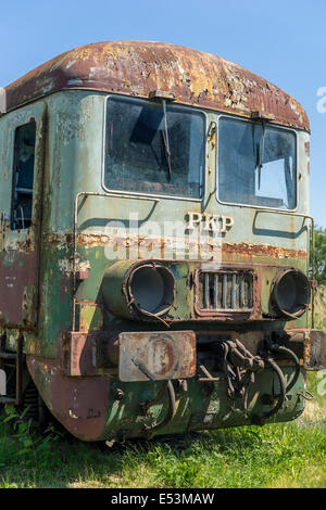 Vieille locomotive diesel abandonnés Banque D'Images