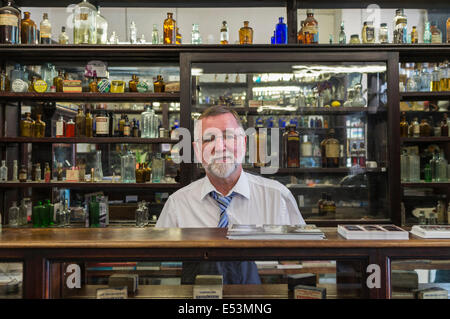 Joe Darcy derrière le comptoir à Swenys chimiste dans Lincoln Place, Dublin. Référencé par James Joyce dans Ulysse. Banque D'Images