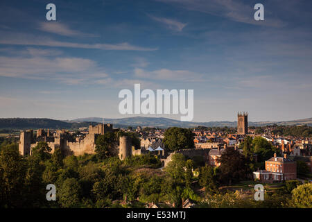 Église St Laurences et Brown Clee Hill surplombant Ludlow, Shropshire Banque D'Images