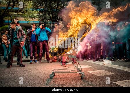 Barcelone, Espagne. Feb 27, 2014. Les étudiants qui protestaient contre les mesures d'austérité et de privatisation et la 'Loi Wert" au cours d'une grève de l'éducation. Organisé par le "élèves Union des Pays Catalans" environ 000 élèves du secondaire surtout mars à la ville de Barcelone pour le ministère de l'éducation catalan pour protester contre les privatisations et pour la qualité de l'éducation du public. © Matthias Rickenbach/ZUMA/ZUMAPRESS.com/Alamy fil Live News Banque D'Images