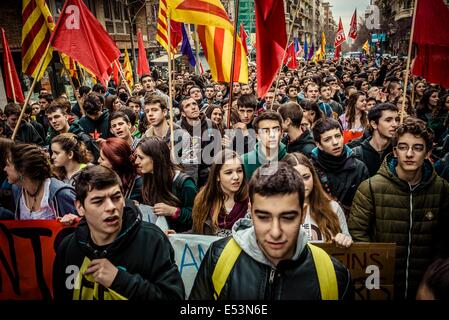 Barcelone, Espagne. Feb 27, 2014. Les étudiants qui protestaient contre les mesures d'austérité et de privatisation et la 'Loi Wert" au cours d'une grève de l'éducation. Organisé par le "élèves Union des Pays Catalans" environ 000 élèves du secondaire surtout mars à la ville de Barcelone pour le ministère de l'éducation catalan pour protester contre les privatisations et pour la qualité de l'éducation du public. © Matthias Rickenbach/ZUMA/ZUMAPRESS.com/Alamy fil Live News Banque D'Images