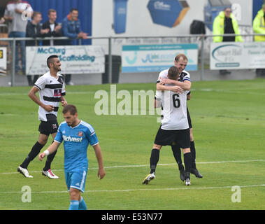 Darlington, Royaume-Uni. 19 juillet, 2014. Défenseur de Darlington Gary Brown (2) célèbre après avoir marqué au cours de la pré saison friendly entre Darlington et Sunderland à Heritage Park à Bishop Auckland. Credit : Action Plus Sport/Alamy Live News Banque D'Images