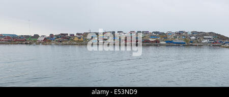 Vue sur la ville qeqertarsuaq sur l'île Disko, vus de l'eau Banque D'Images