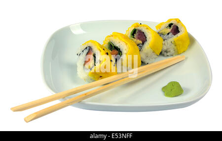 Des sushis au thon et oeufs brouillés sur une assiette avec baguette et wasabi Banque D'Images