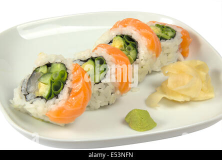 Sushi avec le saumon sur une assiette avec du gingembre et wasabi Banque D'Images