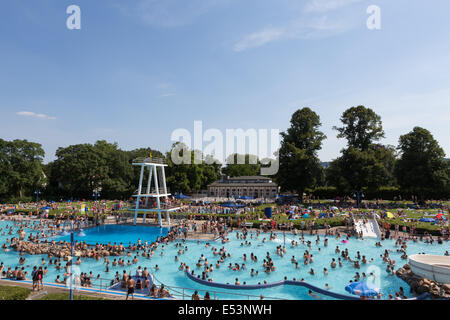 Piscine extérieure bondé plein de gens se baignant dans l'Allemagne, par une chaude journée d'été. Banque D'Images