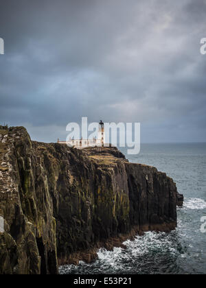 Neist Point Lighthouse au sommet des falaises Banque D'Images