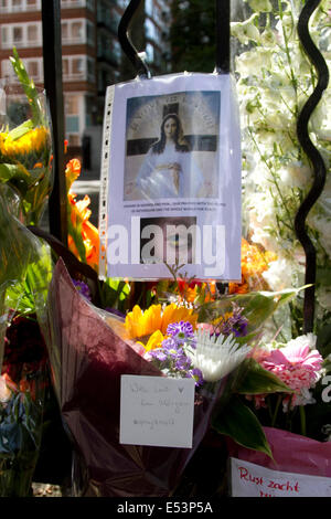 London UK. 19 juillet 2014. Tributs floraux sont placés à l'extérieur de l'ambassade des Pays-Bas à Londres pour les 192 passagers néerlandais et victimes de Malaysian Airlines MH17 qui a été abattu au-dessus de l'Est de l'Ukraine. Banque D'Images