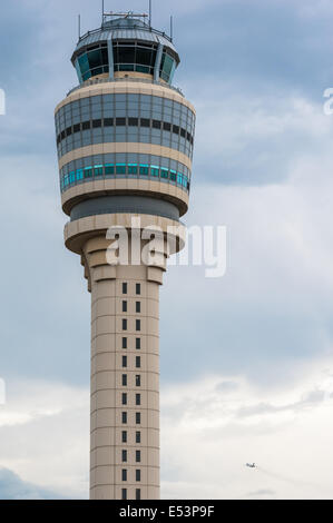 La tour de contrôle de la circulation aérienne est plus de sentinelles Atlanta International Airport en tant que passager jet monte dans un ciel nuageux. Banque D'Images