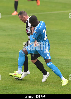 Darlington, Royaume-Uni. 19 juillet, 2014. Sunderlands Adilson Cabral (24) utilise sa force dans un défi au cours de la pré saison friendly entre Darlington et Sunderland à Heritage Park à Bishop Auckland. Credit : Action Plus Sport/Alamy Live News Banque D'Images