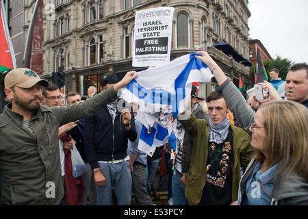 Belfast City Hall,samedi,19 juillet 2014 Pro partisans palestiniens brandis un drapeau israélien en feu à Gaza rassemblement à Belfast : Crédit Bonzo/Alamy Live News Banque D'Images