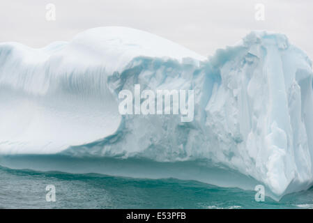 Détail d'un iceberg magnifique dans les eaux de l'Arctique autour de l'île Disko au Groenland Banque D'Images