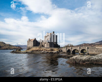 Le Château d'Eilean Donan vu de Loch Duich Banque D'Images