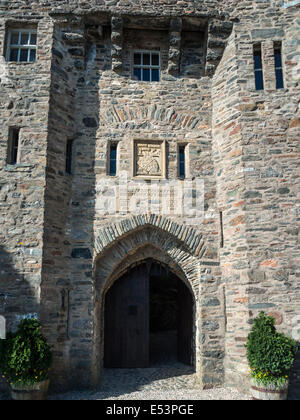 Façade du portail du château d'Eilean Donan avec blason Banque D'Images