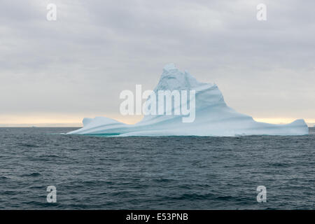 Dans les eaux de l'Arctique iceberg magnifique autour de l'île Disko au Groenland Banque D'Images