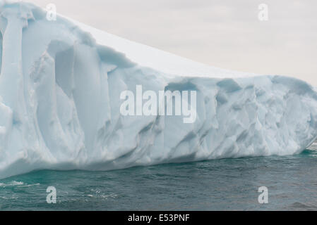 Détail d'un iceberg magnifique dans les eaux de l'Arctique autour de l'île Disko au Groenland Banque D'Images