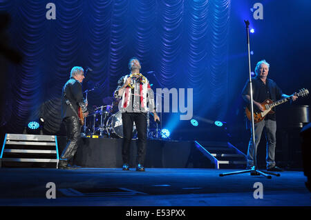 Raleigh, NC, USA. 15 juillet, 2014. Chanteur PAUL RODGERS, HOWARD LEESE, et Mick Ralphs du groupe de rock "Bad Company" effectuant at Walnut Creek Amphitheatre. © Tina Fultz/ZUMA/Alamy Fil Live News Banque D'Images