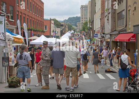 Asheville, Caroline du Nord, USA - Le 27 juillet 2013 : une foule appréciant la dernière bele chere street festival à Asheville, NC Banque D'Images