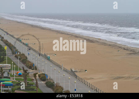 Virginia Beach, Virginie, USA - 15 octobre 2013 : vue sur les gens qui marchent le long de la promenade de Virginia Beach et de l'oce Banque D'Images