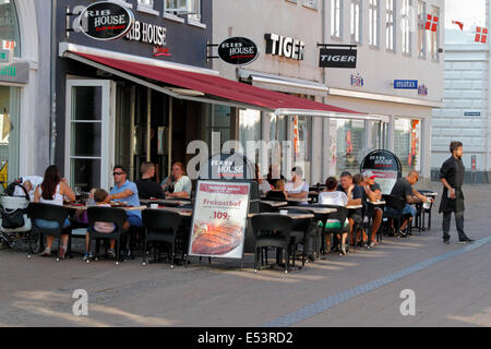 Restaurant Rib House sur Stengade à Elsinore / Helsingør en fin d'été après-midi. Hygge danois. Banque D'Images