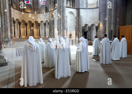 Religieuses de la congrégation religieuse catholique des communautés monastiques de Jérusalem. Grande église Saint Martin, Cologne, Allemagne Banque D'Images