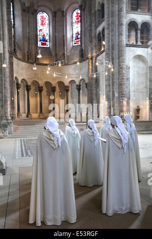 Religieuses de la congrégation religieuse catholique des communautés monastiques de Jérusalem. Grande église Saint Martin, Cologne, Allemagne Banque D'Images