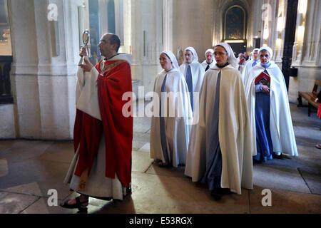 Des religieuses catholiques romaines le onastic "communautés de Jérusalem" dans l'Eglise catholique romaine Saint Gervais, Paris, France Banque D'Images