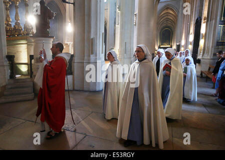 Des religieuses catholiques romaines le onastic "communautés de Jérusalem" dans l'Eglise catholique romaine Saint Gervais, Paris, France Banque D'Images