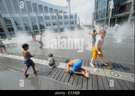 Londres, Royaume-Uni, UK. 19 juillet, 2014. Enfants profitez d'une fontaine à eau à Wembley Londres à un certain soulagement dans les températures chaudes unusally au Royaume-uni © Gail Orenstein/ZUMA/Alamy Fil Live News Banque D'Images