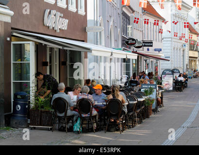 Café Kaiser sur Stengade à Elsinore, Helsingør, en fin d'après-midi, un jour d'été chaud. Hygge danois. Banque D'Images