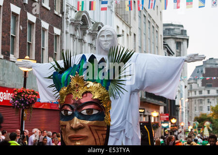 Liverpool, Royaume-Uni. 19 juillet, 2014. Brazilica, le seul Festival brésilien et Samba Carnival a eu lieu à Liverpool le Samedi, Juillet 19, 2014. Les bandes et les danseurs de samba du monde entier ont enfilé leurs costumes pour l'événement alors que l'itinéraire par le coeur du centre-ville est bordée par des milliers qui souhaitent assister à l'événement annuel. Crédit : Christopher Middleton/Alamy Live News Banque D'Images