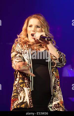 Vainqueur de la 10e série de X Factor en 2013, Sam Bailey, l'exécution sur le bon temps sur scène Guide jour 2 de Guilfest 2014. Banque D'Images