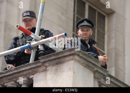 Londres, Royaume-Uni. 19 juillet, 2014. Les politiques de deux en haut d'un toit avec vidéo caméra sur les manifestants à la manifestation nationale pour la bande de Gaza. Palestine libre ! L'extérieur de l'Ambassade Israélienne. Credit : Voir Li/Alamy Live News Banque D'Images