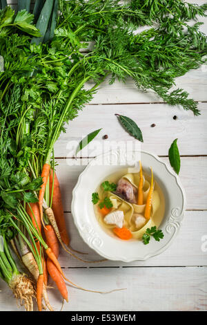 Bouillon fait maison avec des nouilles et des ingrédients Banque D'Images