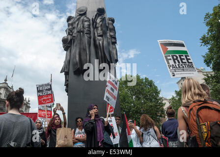 Londres, Royaume-Uni. 19 juillet, 2014. Centaines de milliers de personnes se sont réunies pour protester contre les attaques d'Israël à la Palestine et à dire arrêter le massacre, arrêt des bombardements, London, UK, Crédit : kaan/diskaya Alamy Live News Banque D'Images