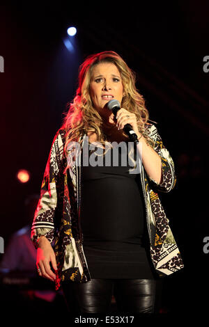 GUILDFORD, Royaume-Uni - 19 juillet : Sam Bailey effectue sur scène à Guilfest à Stoke Park le 19 juillet 2014 à Guildford, United Kingdo Crédit : swift-creative.com/Alamy Live News Banque D'Images