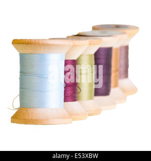 Rangée de bobines de fil à coudre en bois Banque D'Images