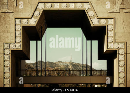 Los Angeles, CA - le 18 mai : Hollywood sign par Dolby Theatre le 18 mai 2014 à Los Angeles. A commencé comme une petite communauté, il Banque D'Images