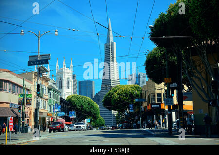 San Francisco, CA - 11 MAI : rue du centre-ville avec vue sur la Pyramide le 11 mai 2014 à San Francisco. C'est la plus densément peuplée de grandes ville de Californie et la deuxième plus en nous. Banque D'Images