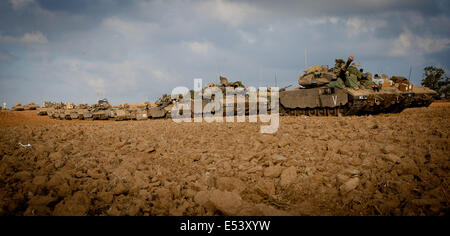 Frontière de Gaza, l'opération de protection. 19 juillet, 2014. Merkava tanks israéliens sont vus dans le sud d'Israël près de la frontière avec Gaza, le 12e jour de l'opération de protection, le 19 juillet 2014. Deux soldats israéliens ont été tués dans un échange de feu avec des militants palestiniens israéliens qui avait infiltré à travers un tunnel de Gaza gazon plus tôt le samedi, les forces de défense israéliennes (FDI) ont confirmé dans une déclaration. Source : Xinhua/JINI/Alamy Live News Banque D'Images