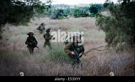 Frontière de Gaza, l'opération de protection. 19 juillet, 2014. Des soldats israéliens lutter contre l'avance dans le sud d'Israël près de la frontière avec Gaza, le 12e jour de l'opération de protection, le 19 juillet 2014. Deux soldats israéliens ont été tués dans un échange de feu avec des militants palestiniens israéliens qui avait infiltré à travers un tunnel de Gaza gazon plus tôt le samedi, les forces de défense israéliennes (FDI) ont confirmé dans une déclaration. Source : Xinhua/JINI/Alamy Live News Banque D'Images